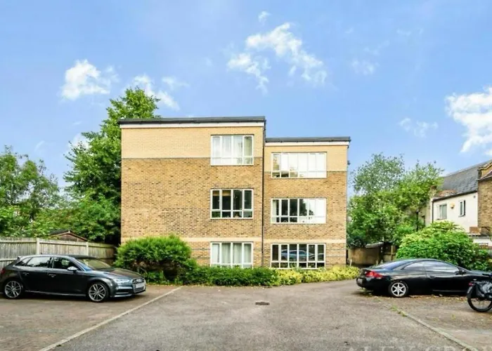 London One Bedroom Apartment In A Gated Community